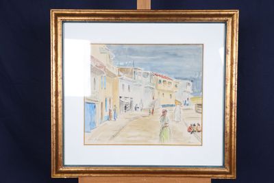 aquarelle encadrée représentant une scène de rue avec une femme marchant dans la rue