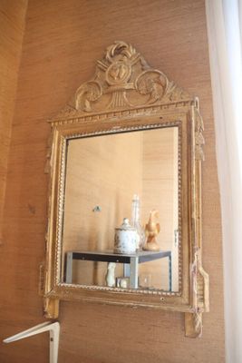 Glace à fronton en bois stuqué sculpté doré. - Photo 1