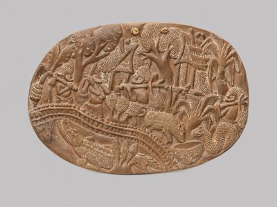 un gros plan d'une plaque en pierre ornée d'un motif