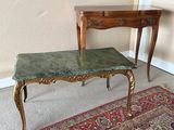 une table avec un plateau en marbre et un tapis posé au sol