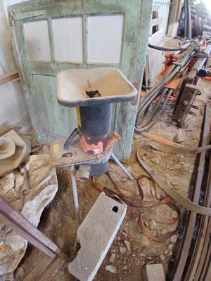 un poêle au milieu d'une pièce en cours de construction