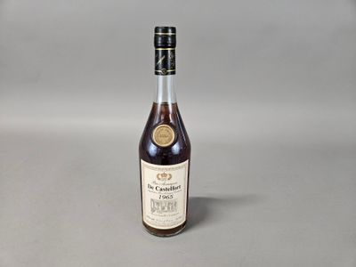 une bouteille de vin posée sur une table