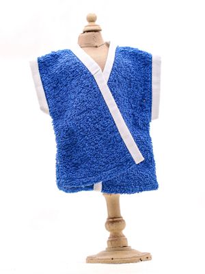 un gilet bleu sur un mannequin en bois, sur fond blanc
