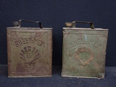 Voici deux vieilles boîtes qui sont posées sur une table