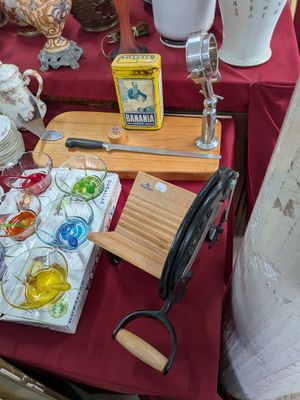 une table sur laquelle se trouvent plusieurs objets