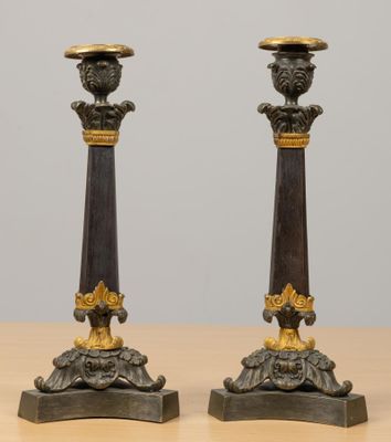 Paire de bougeoirs en bronze à patine brune et bronze doré à…