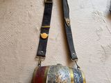 un sac à main accroché au mur par une bandoulière