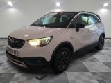 Le SUV Opel blanc est garé dans une pièce dont le sol est en damier.