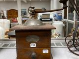 un moulin à café posé sur le comptoir d'un magasin