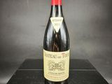 La bouteille de vin est posée sur un bloc de marbre noir.