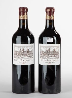 deux bouteilles de vin posées l'une à côté de l'autre sur une surface blanche