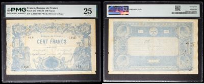 Deux anciens billets de banque français sont exposés dans une vitrine