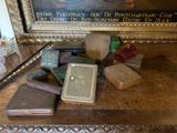 de nombreux livres anciens posés sur une table, avec une image en arrière-plan