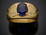 une bague en or avec un saphir bleu et des diamants