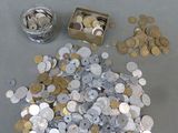 un lot de pièces de monnaie posées sur une table