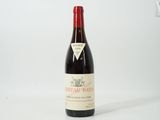 une bouteille de vin posée sur une table