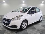 la voiture blanche est garée sur un sol en damier dans le garage