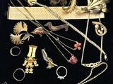 beaucoup de bijoux en or sur une surface noire