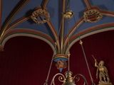 une horloge fixée au plafond d'une pièce aux murs rouges
