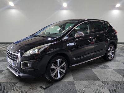 la voiture noire est garée dans le garage sur le sol en damier
