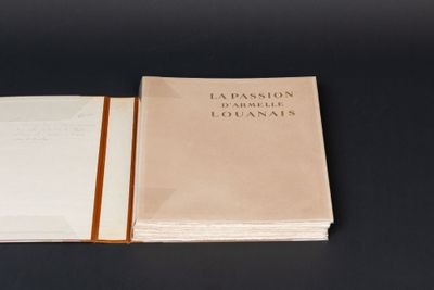 un livre ouvert posé sur une table à côté d'une table noire