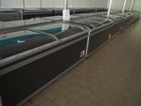 de nombreuses vitrines vides dans un magasin