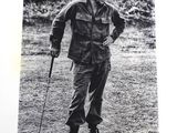 photographie en noir et blanc d'un homme en uniforme militaire tenant un club de golf