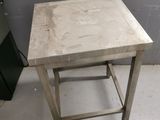 une petite table au plateau en marbre, dans un coin de la pièce