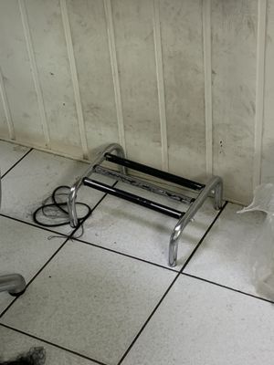 des toilettes et une poubelle dans une salle de bains