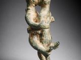 une image représentant une statue d'un homme tenant une femme dans ses bras