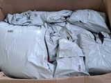 une boîte en carton contenant tout un tas d'oreillers