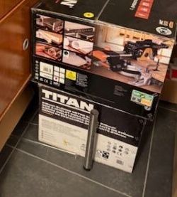 une pile de cartons posée sur le plan de travail de la cuisine