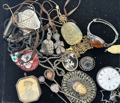 plusieurs types de bijoux différents sur une surface noire