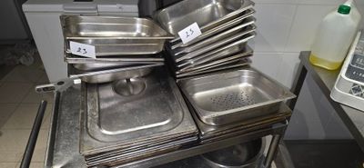 UN Ensemble D'Environ 20 Bacs Gastro Inox Divers Modele