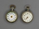 deux horloges posées côte à côte sur une table