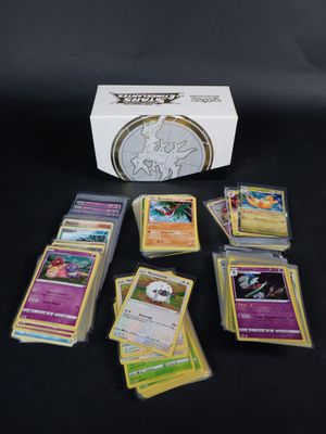 gros plan d'une boîte de cartes pokemon sur une table