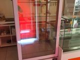 une vitrine avec une lumière rouge à l'intérieur