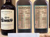 trois bouteilles d'alcool sont posées sur une étagère dans un magasin