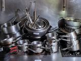 de nombreuses casseroles et poêles sur la cuisinière dans la cuisine
