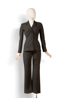 mannequin vêtu d'un costume noir et d'un pantalon, sur un mannequin blanc