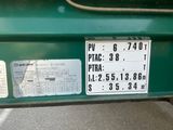 un gros plan sur la plaque d'immatriculation d'une voiture verte