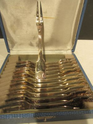 un ensemble cuillère et fourchette en argent présenté dans une boîte bleue