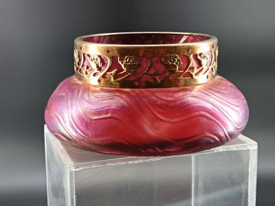 Dans le goût de LOETZ - Coupe en verre irisé lie de vin, orn…