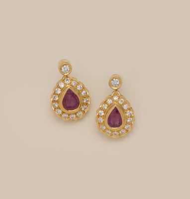 une paire de boucles d'oreilles en rubis et diamants