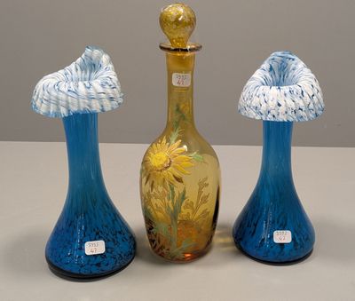 trois vases en verre posés sur une table