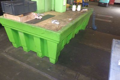 une boîte verte posée sur une table dans un entrepôt