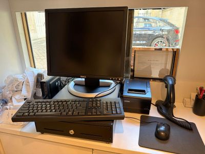 un ordinateur de bureau posé sur une table avec un clavier et une souris