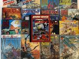 beaucoup de livres accrochés au mur