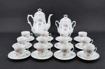beaucoup de tasses et de soucoupes sur la table