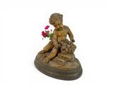 figurine en bronze représentant un garçon avec un panier de fleurs